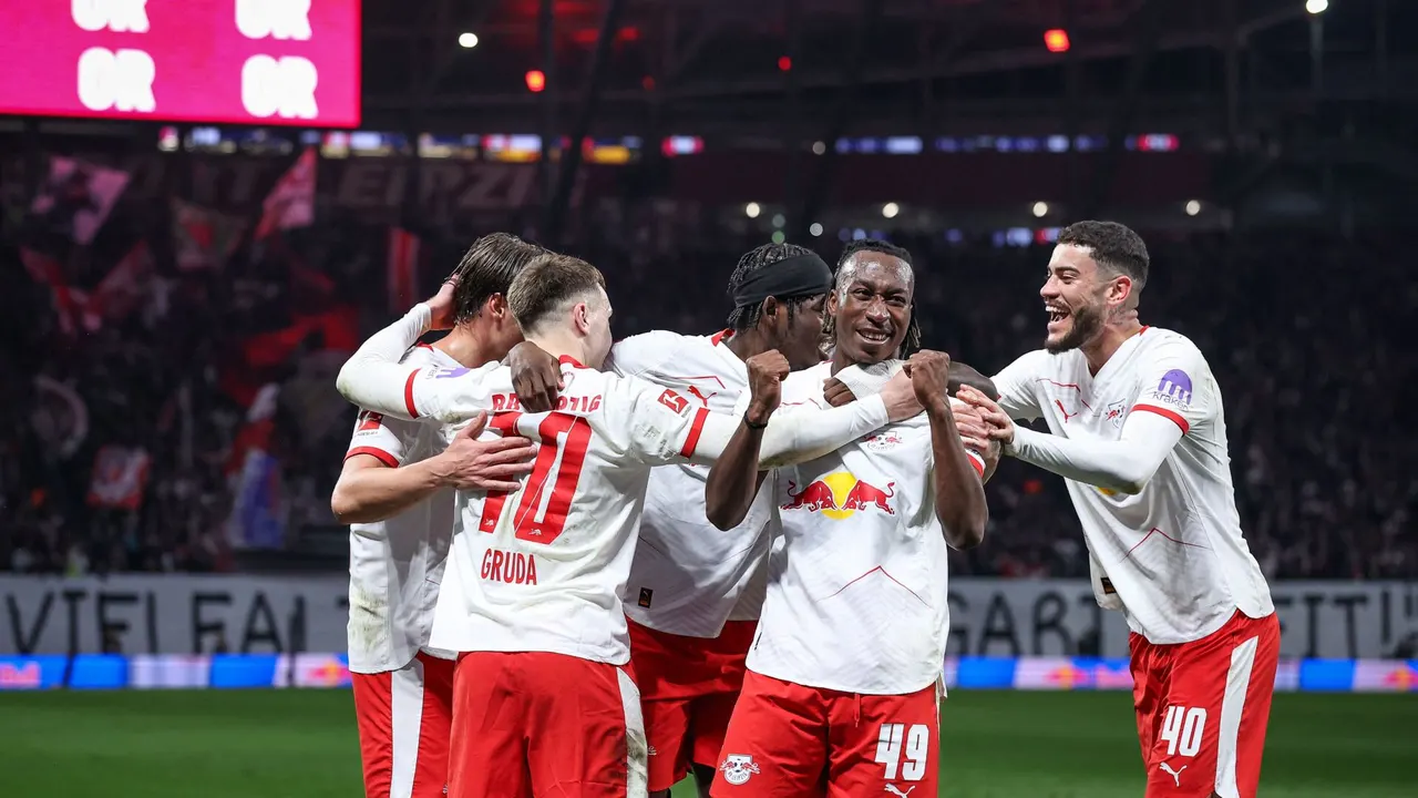 حلم مستحيل.. نجم لايبزيج يشعل صراعاً خفياً بين برشلونة وكبار البريميرليج